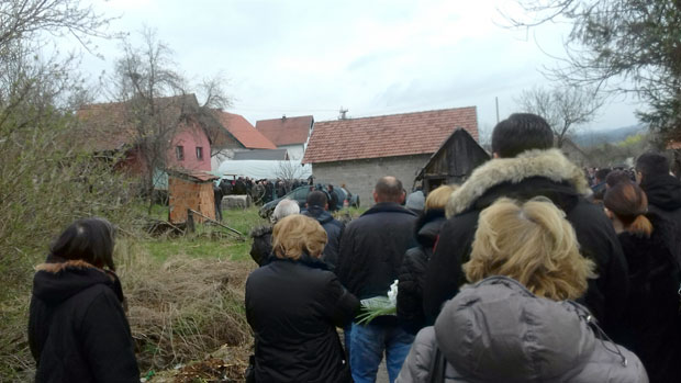 САХРАЊЕНА ПОРОДИЦА НАСТРАДАЛА У УДЕСУ: Три одра пред опустелим домом (ФОТО)